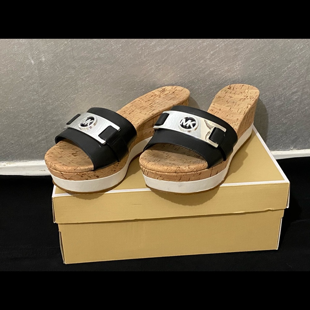 Micheal Kors platform leather black size 9